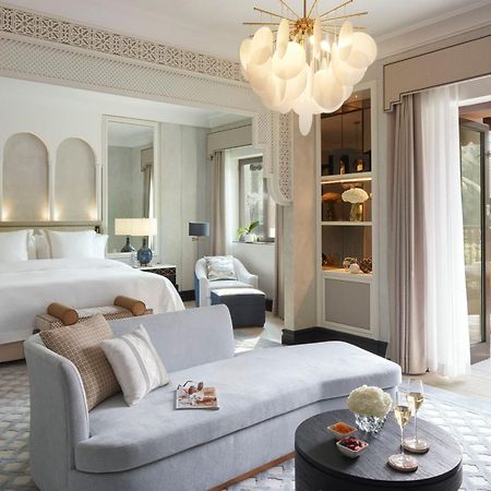 Jumeirah Dar Al Masyaf Dubai Luaran gambar A suite at The Ritz-Carlton, DIFC